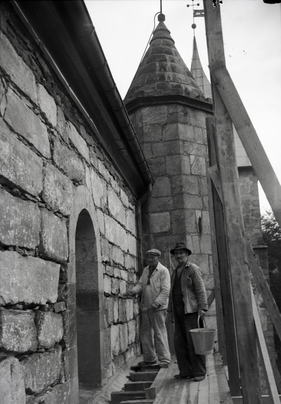 Mann reparerer fugene på domkirken